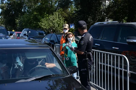 Könüllülər polisə dəstək oldu