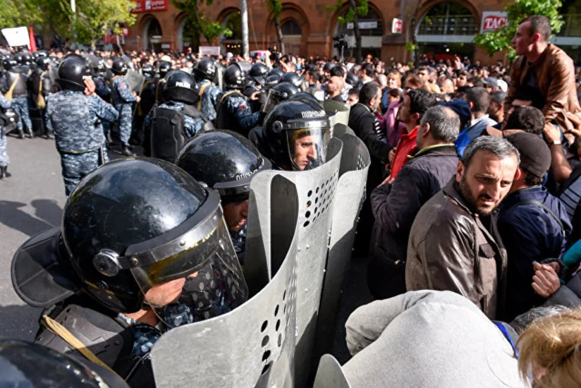 Демонстранты вновь собрались в Ереване на акцию протеста и перекрыли ряд центральных улиц - ВИДЕО - ОБНОВЛЕНО