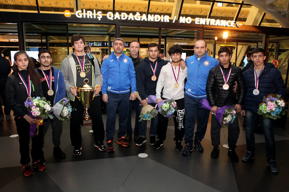 Çexiyada 7 medal qazanan Azərbaycan cüdoçuları vətənə dönüblər