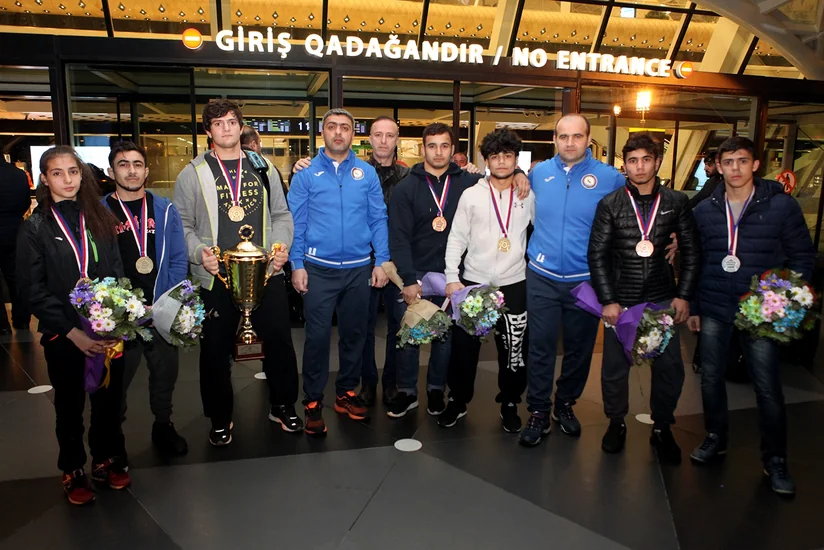 Çexiyada 7 medal qazanan Azərbaycan cüdoçuları vətənə dönüblər