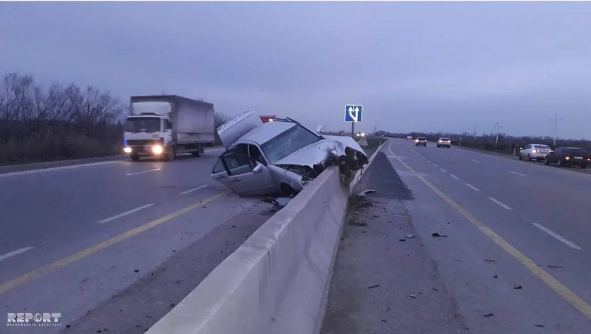 Kürdəmirdə avtomobilin beton səddə çırpılması nəticəsində 2 nəfər xəsarət alıb - FOTO - VİDEO - ƏLAVƏ OLUNUB