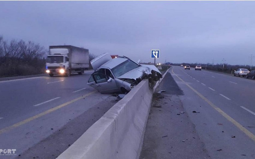 Kürdəmirdə avtomobilin beton səddə çırpılması nəticəsində 2 nəfər xəsarət alıb - FOTO - VİDEO - ƏLAVƏ OLUNUB
