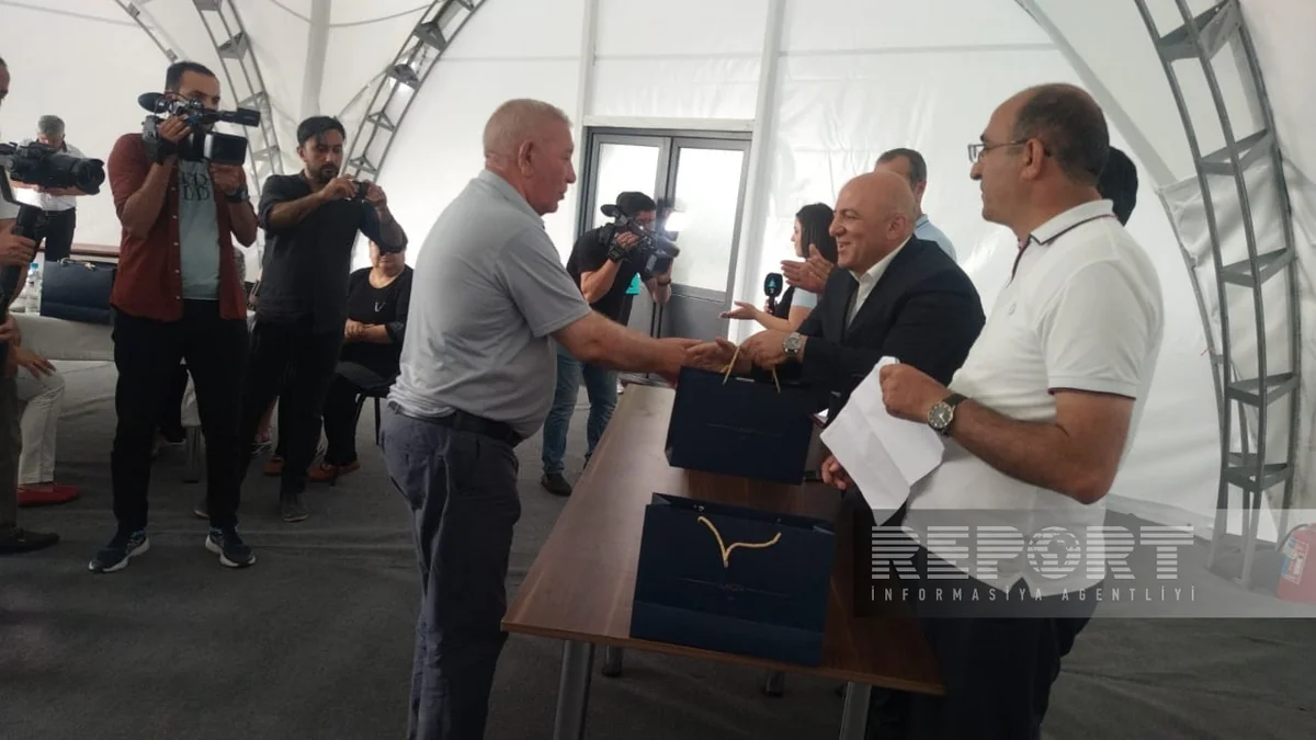 Families returning to Lachin receive keys to their homes