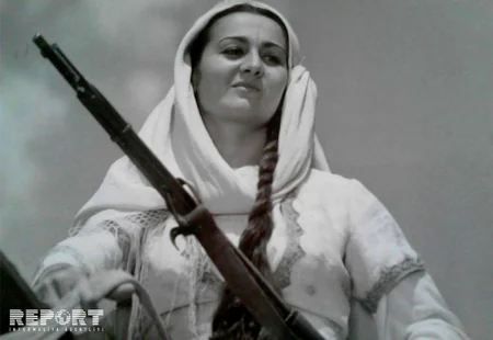 “Uşaqlığın son gecəsi”nin Muradı: “Qaçaq Nəbi”də atla olan səhnələrin çoxunda Həcərin paltarını geyinib çəkilmişəm...” - MÜSAHİBƏ