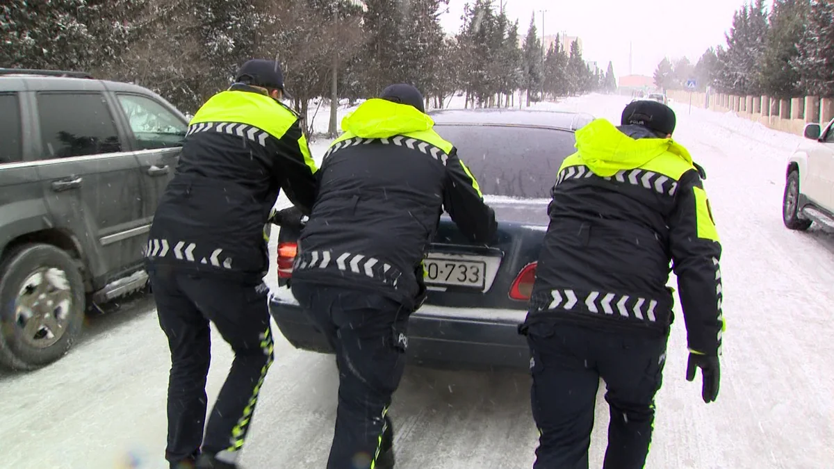 Polis köməksiz vəziyyətdə qalan sürücü və sərnişinlərə kömək edib