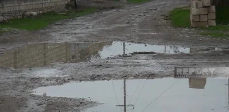 Şabranın küçələri bataqlığa çevrilib, rəsmi qurum isə yolların asfaltlandığını iddia edir