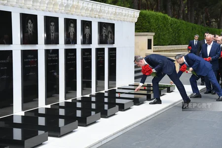 Diplomatik xidmət orqanlarının rəhbərləri Şəhidlər Xiyabanını ziyarət edib