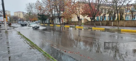 Lənkəranda yağışdan sonra mərkəzi küçələri su basıb, ərazi keçilməz olub
