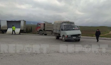 Siyəzəndə yük maşınları toqquşub, xəsarət alanlar var