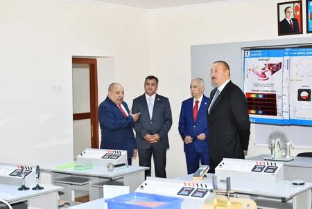 Prezident İlham Əliyev Bakıda 212 saylı məktəbdə yaradılan şəraitlə tanış olub