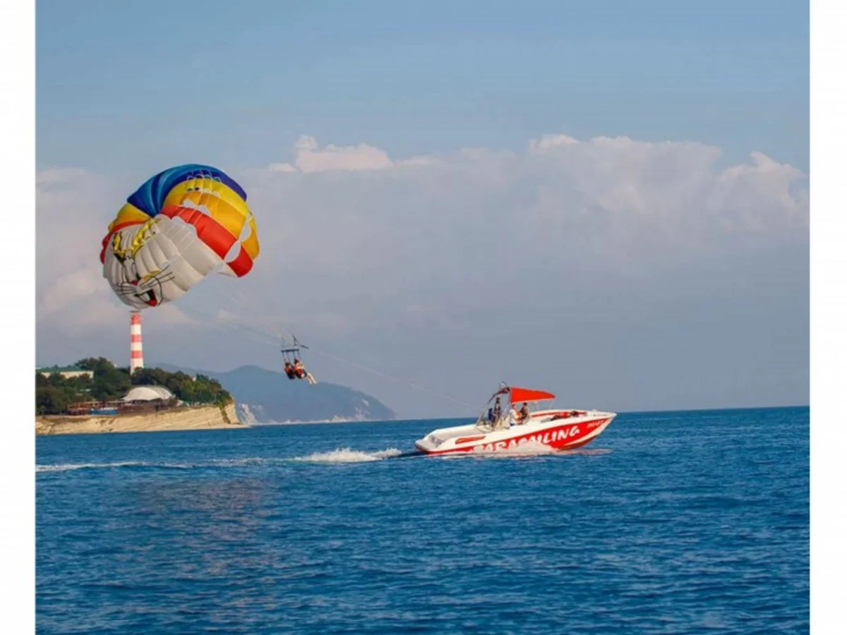 Туристка погибла в Батуми при полете с парашютом