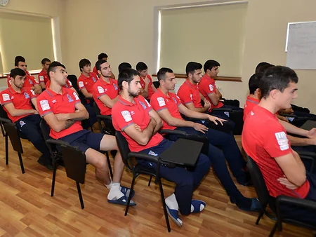 ​Robert Prosineçki Avropa çempionatının seçmə oyunlarına hazırlaşan yığma üzvləri ilə görüşüb