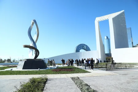 Azərbaycan xalqı Zəfər parkını ziyarət edir - FOTOREPORTAJ