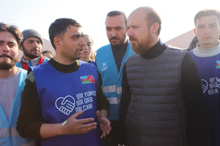Bilal Ərdoğan Azərbaycan könüllülərinin Türkiyədəki düşərgəsinə baş çəkib