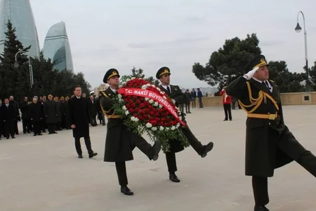 Bakıdakı Türk Şəhidliyində Çanaqqala zəfəri qeyd olunub