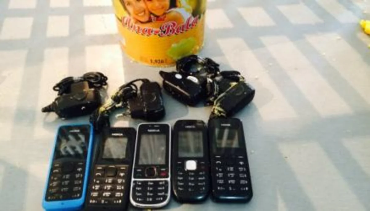Ana məhbus oğluna Ana-bala yağında telefon ötürmək istəyərkən yaxalanıb