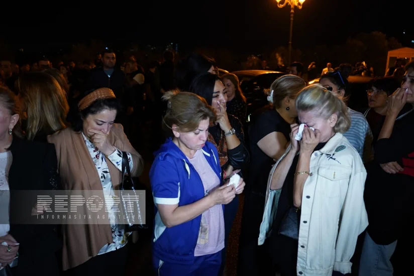 Gecə saatlarına baxmayaraq Qənirə Paşayevanı sevənlər onun xatirəsini yad edirlər