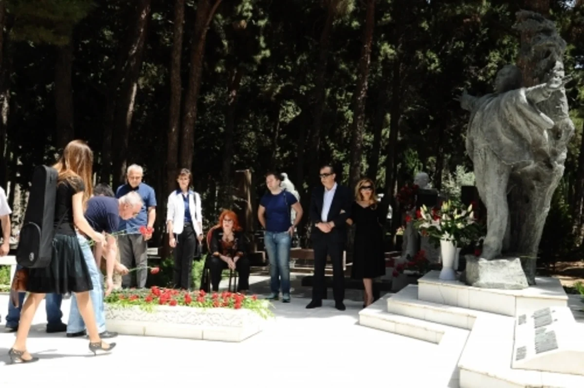 ​Azərbaycanın görkəmli sənətkarı Rəşid Behbudov yad edilib
