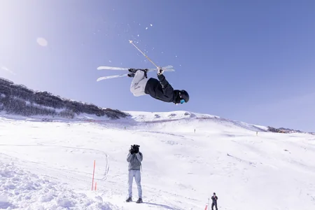 Japanese athletes hold skiing master class in Shahdag