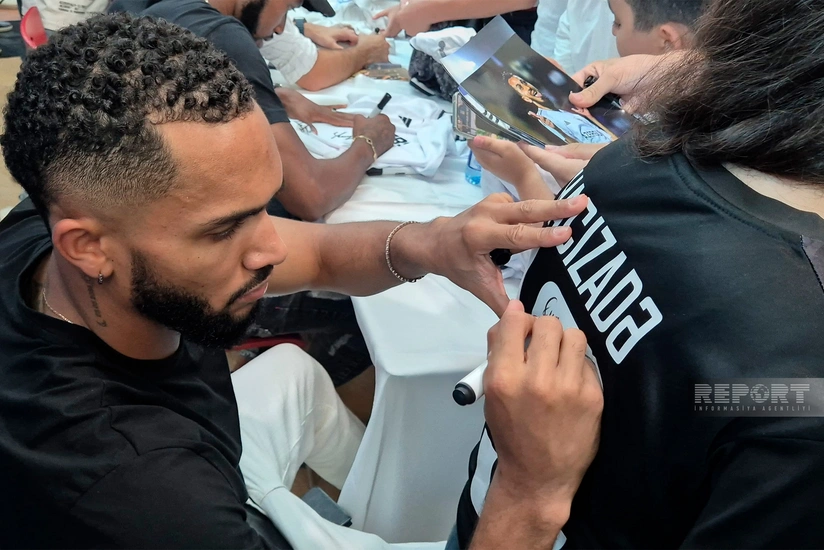 Qarabağın futbolçularının iştirakı ilə azarkeşlər üçün imza mərasimi baş tutub