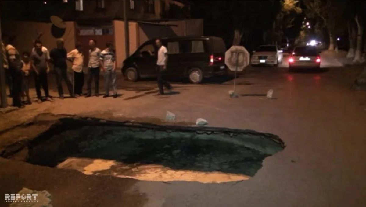 В Сумгайыте в результате взрыва канализационной трубы осела дорога - ВИДЕО
