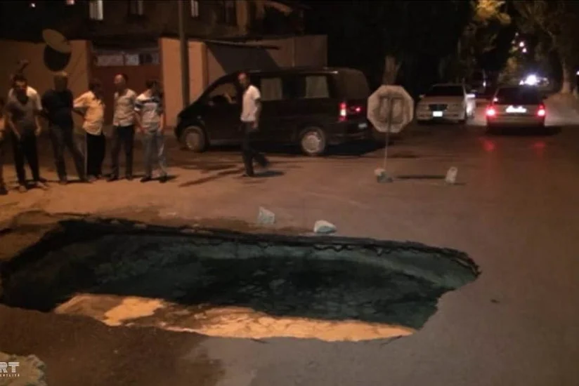В Сумгайыте в результате взрыва канализационной трубы осела дорога - ВИДЕО