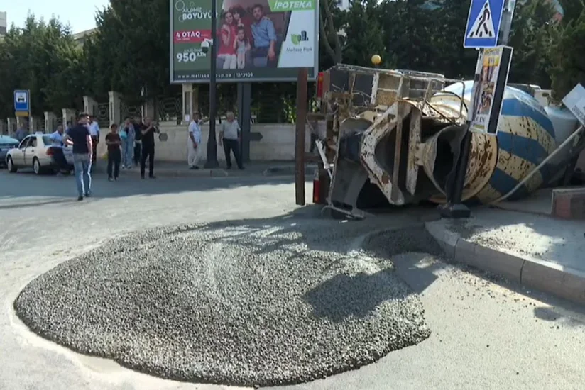 В Баку перевернулась бетономешалка