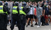 Британию охватили протесты против размещения нелегалов в отелях