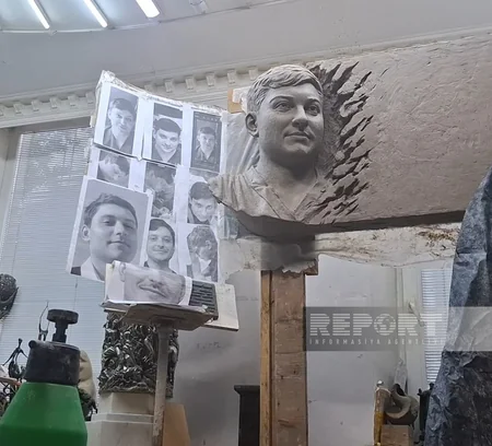 Azerbaijani sculptor creating under 'rocket rain' in Ukraine's Kharkiv - PHOTOS