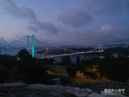 İstanbulun Fatih Sultan Mehmet körpüsü Azərbaycan bayrağının rənglərinə boyanıb - FOTO