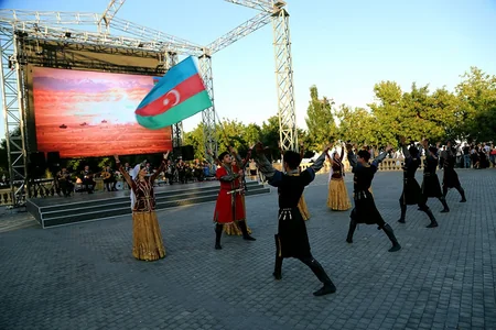 Silahlı Qüvvələrin 100 illik yubileyi münasibətilə hərbi mahnılardan ibarət konsert keçirilib