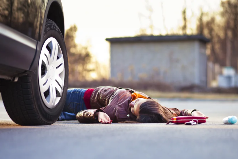 Abşeronda avtomobil qadını vuraraq öldürdü