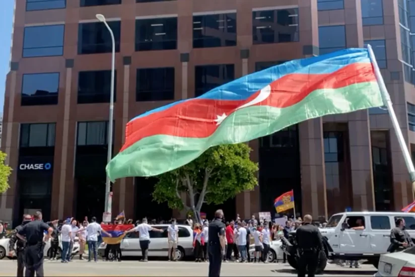 BBC və Britaniya parlamentinin qarşısında etiraz aksiyaları keçirilib