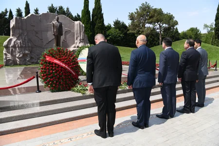 XİN rəhbərliyi Fəxri Xiyabanda Heydər Əliyevin məzarını ziyarət edib
