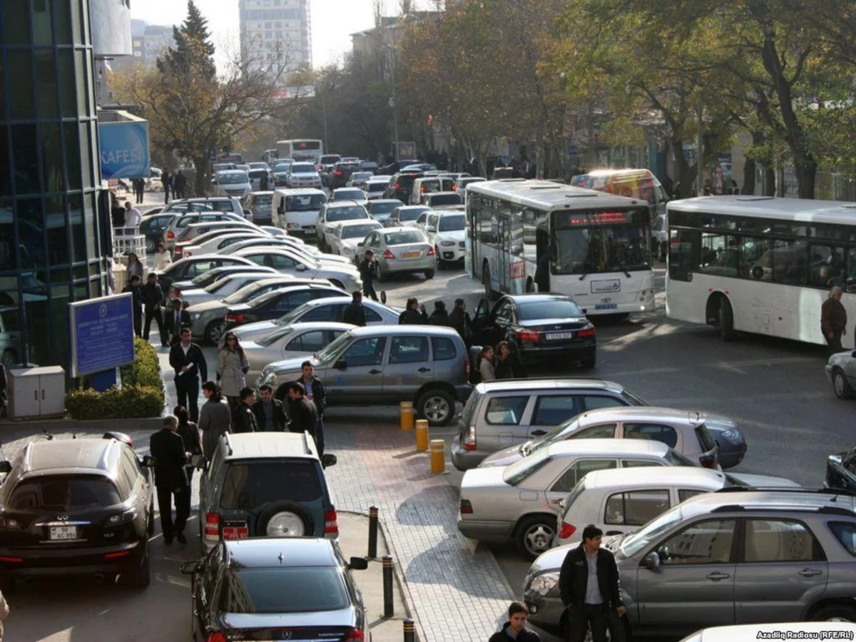 Bakıda parklama qaydalarına niyə əməl edilmir? - SORĞU