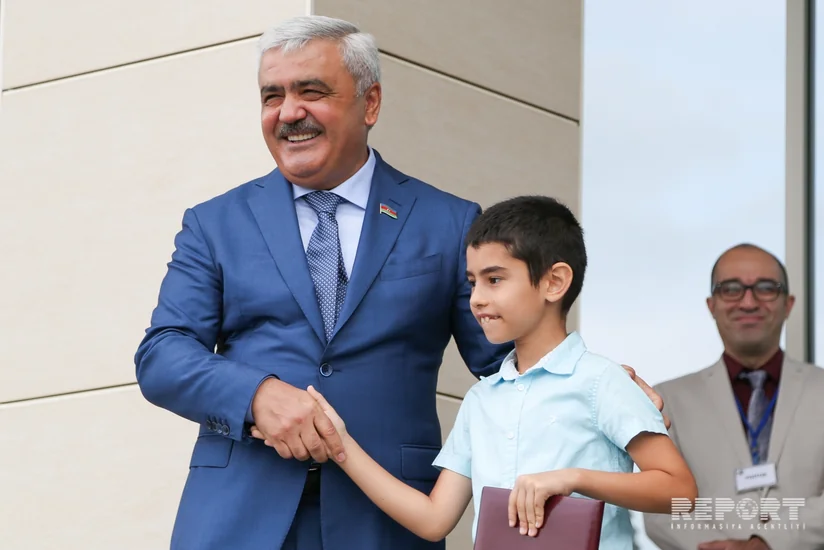 SOCAR prezidenti Bakı İstedadlar Təhsil Kompleksinin şagirdlərinə təqaüd sertifikatlarını təqdim edib
