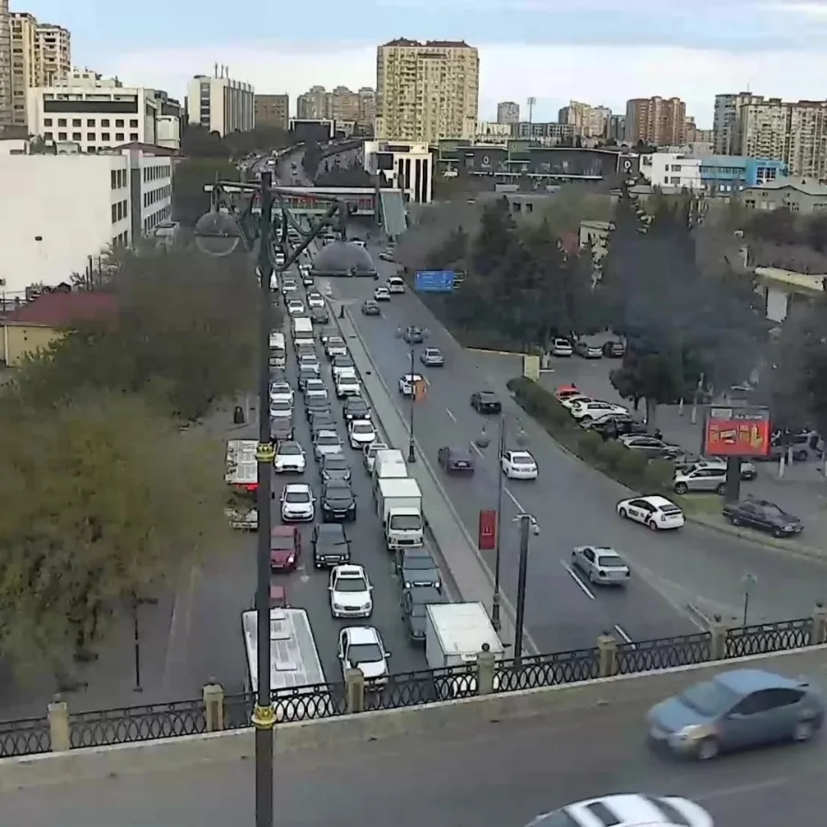 Bakının bir sıra yollarında tıxac yaranıb - SİYAHI