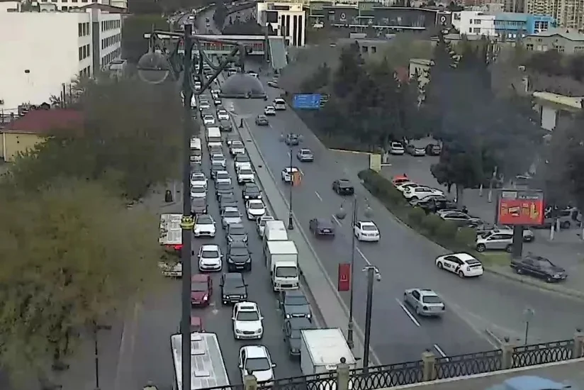 Bakının bir sıra yollarında tıxac yaranıb - SİYAHI