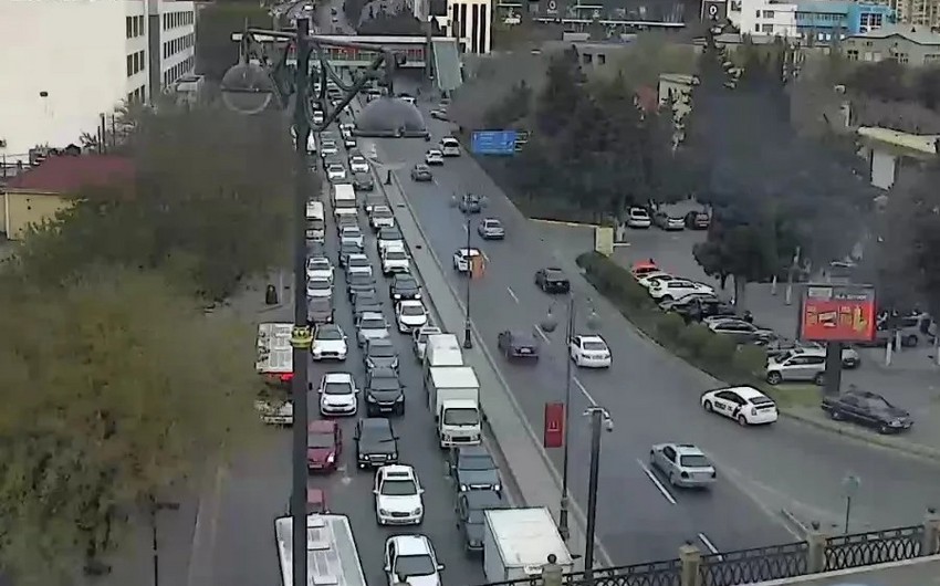 Bakının bir sıra yollarında tıxac yaranıb - SİYAHI 