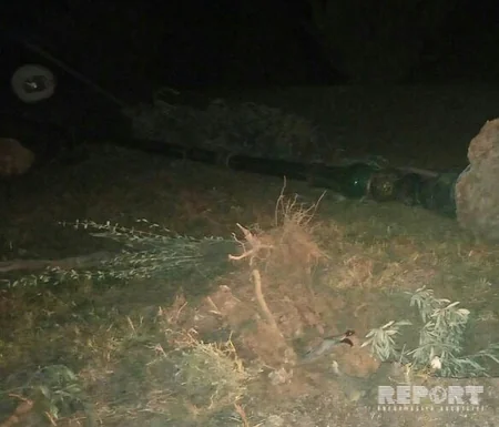 Автомобиль снес фонарный столб и врезался в дерево в центре Азербайджана - ФОТО