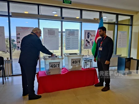 Tələbə-gənclər prezident seçkilərini müşahidə edirlər