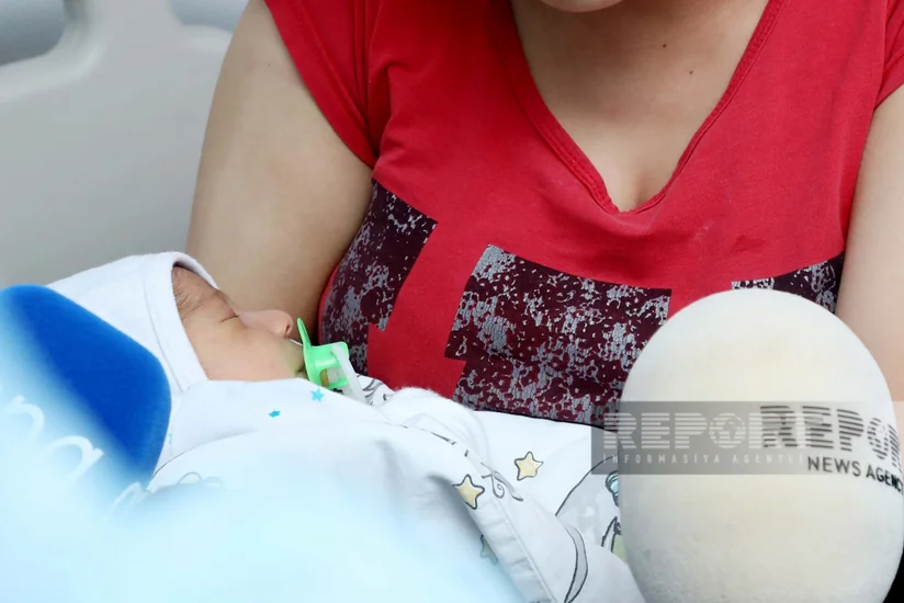 Dördgünlük körpəsi ilə zəlzələ bölgəsindən gələn qadın: Güclə canımızı qurtardıq