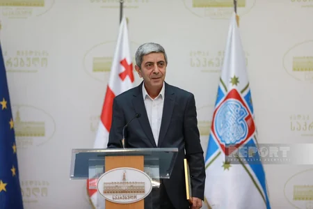 Tbilisi Sakrebulosu yazıçı Rafiq Hümbəti təltif edib