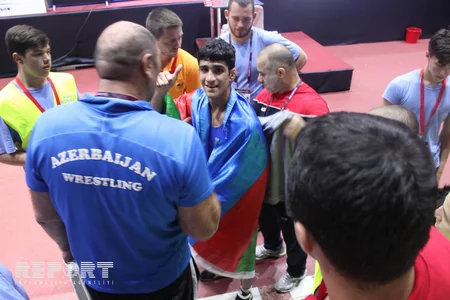 Azərbaycanın daha iki güləşçisi Avropa çempionatında qızıl medal qazanıb - FOTO