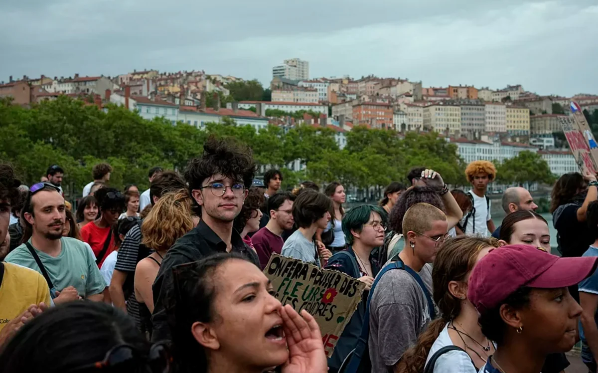 Military expert: France experiencing deep crisis