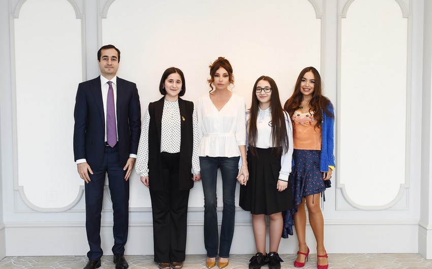 Mehriban Əliyeva gənc ixtiraçılar Reyhan Camalova və Zəhra Qasımzadə ilə görüşüb