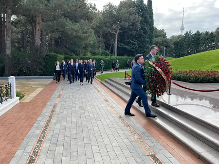 Bakı Beynəlxalq Konfransının iştirakçıları Fəxri və Şəhidlər xiyabanlarını ziyarət ediblər