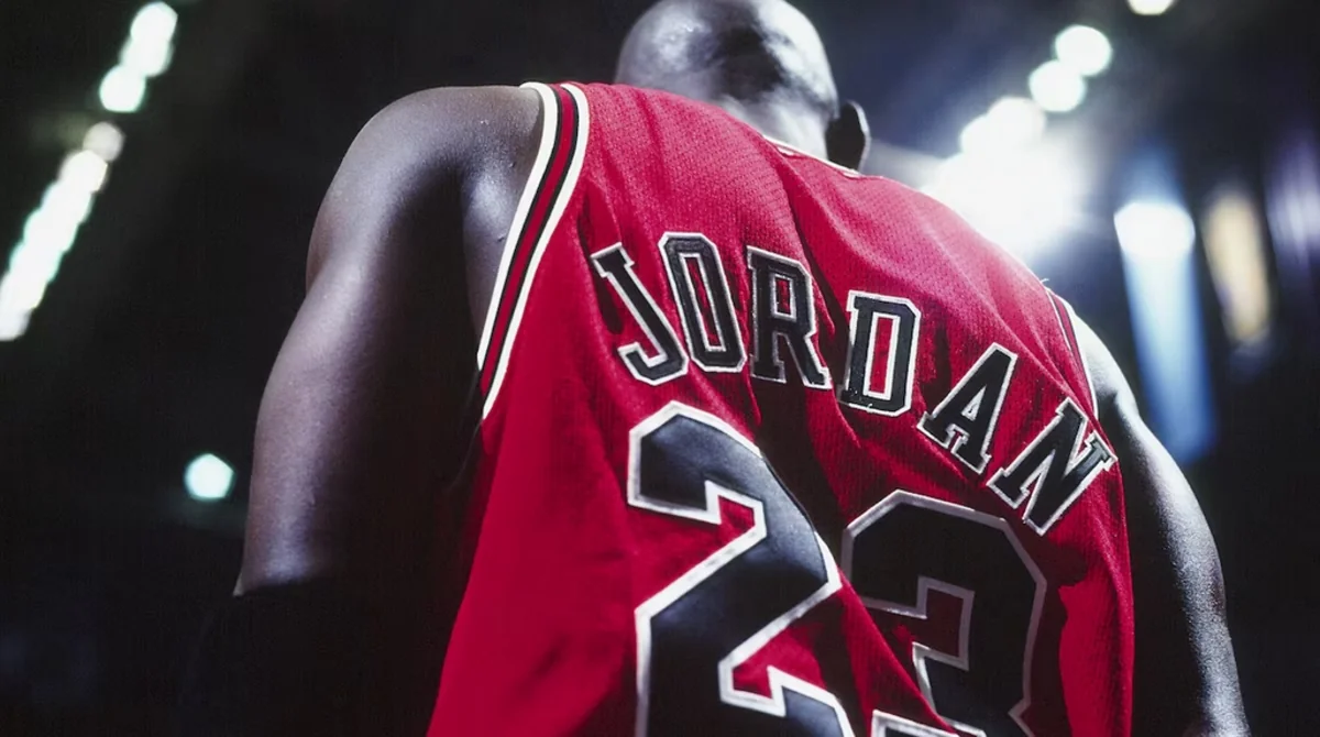 Əfsanəvi basketbolçunun forması hərracda 2 milyon dollara satılıb