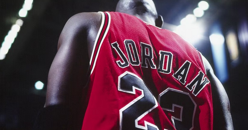 Michael Jordan Bulls jersey from '92-93 season sells for $2.6M