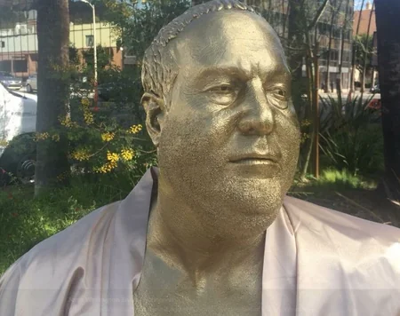 В Голливуде установили статую Вайнштейна